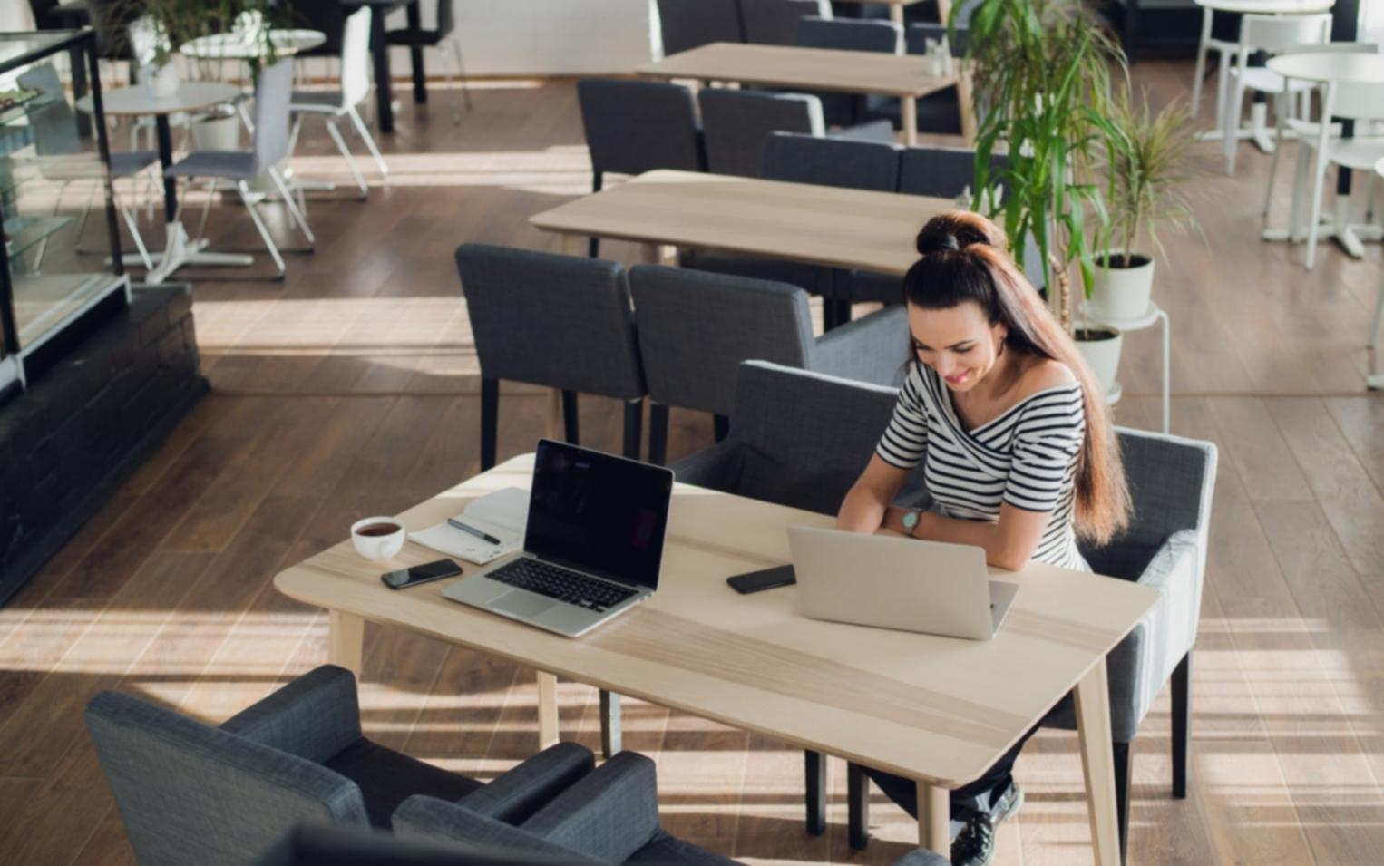 Entorno de trabajo contable con pantallas mostrando flujos automatizados